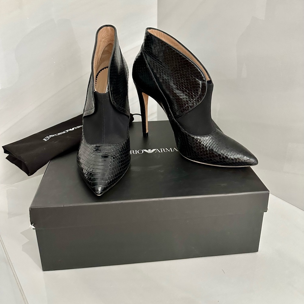 Emporio Armani GORGEOUS ankle booties. Like new!